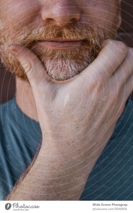 Juckender Bart maskulin Mann Erwachsene Gesicht Mund Brust Hand Finger Sommersprossen 1 Mensch 18-30 Jahre Jugendliche 30-45 Jahre T-Shirt rothaarig weißhaarig