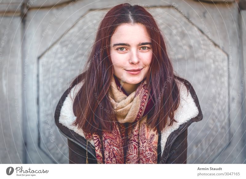 Porträt mit Lederjacke Lifestyle Stil Freude schön Zufriedenheit Erholung Winter Mensch Junge Frau Jugendliche Erwachsene 1 18-30 Jahre Mode Schal Ornament