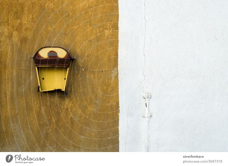 Alter kaputter Briefkasten an zweifarbiger Hauswand Häusliches Leben Wohnung Renovieren Wand Büro Post sprechen Menschenleer Mauer Fassade Stein Metall hängen