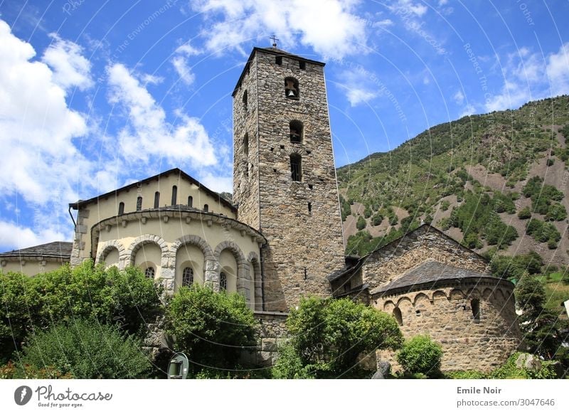 Kirche im Dorf Tourismus Sommer Landschaft Himmel Schönes Wetter Berge u. Gebirge Andorra la Vella Altstadt Wahrzeichen träumen ästhetisch Farbfoto