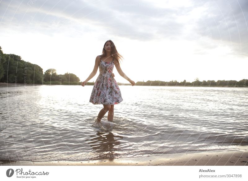 Junge Frau im Rhein Lifestyle Stil Freude schön Wellness Leben Jugendliche 18-30 Jahre Erwachsene Landschaft Wasser Sommer Schönes Wetter Baum Flussufer Strand