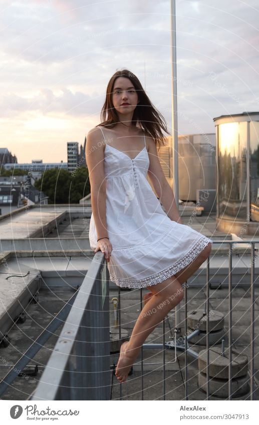Junge Frau sitzt auf Dachterrassengeländer Lifestyle Stil Freude schön Leben Geländer Stadt Blitzableiter Jugendliche Beine 18-30 Jahre Erwachsene Landschaft