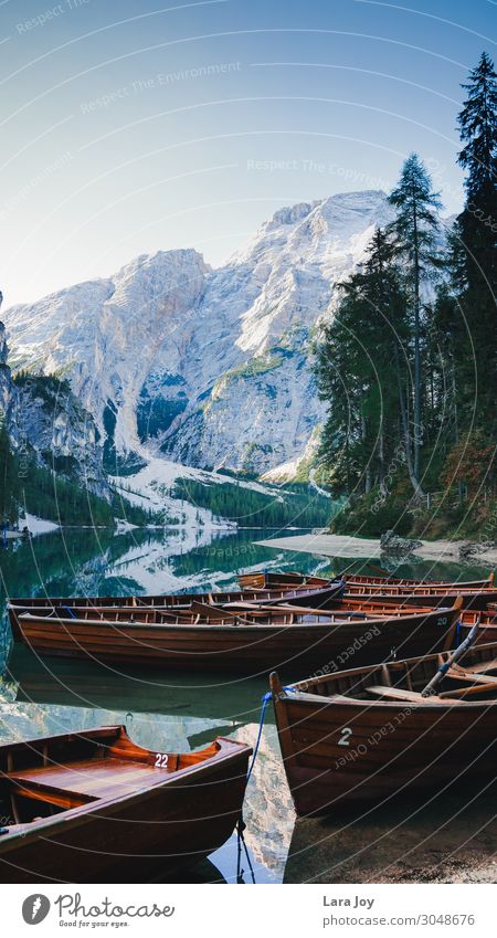 Wooden boats on beautiful mountain lake Ferien & Urlaub & Reisen Tourismus Ausflug Abenteuer Ferne Freiheit Sightseeing Expedition Berge u. Gebirge wandern