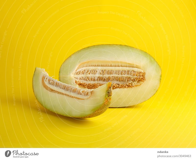 Stück reife Melone mit Samen Gemüse Frucht Dessert Ernährung Vegetarische Ernährung Diät Sommer Natur Pflanze frisch natürlich saftig gelb grün weiß Farbe