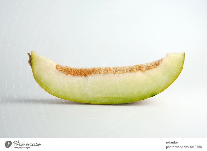 Stück reife Melone mit Samen auf weißem Hintergrund Gemüse Frucht Dessert Ernährung Vegetarische Ernährung Diät Sommer Natur Pflanze Essen frisch natürlich
