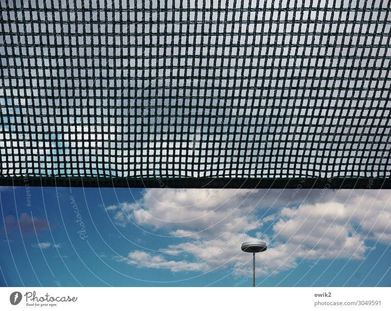 Dachlandschaft Himmel Wolken Wetterschutz Straßenbeleuchtung Gitter Metall Ferne Schutz Sicherheit Farbfoto Außenaufnahme Detailaufnahme Menschenleer