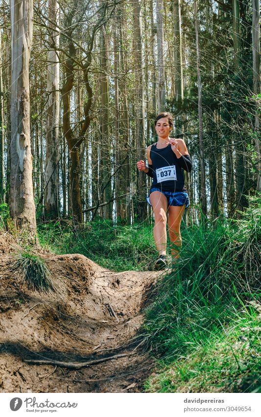 Mann, der am Trail Race teilnimmt Lifestyle Sport Mensch Frau Erwachsene Natur Baum Gras Wald Wege & Pfade Fitness authentisch Geschwindigkeit Energie