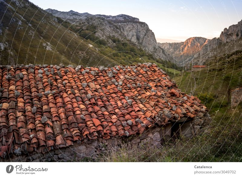 Alt| Ein Haus in den Bergen Dachtiegel Dachpfannen Hütte Berge u Gebirge Natur Himmel Landschaft Gras grün Umwelt orange grau Felsen Sommer