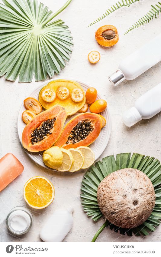 Natürliche vegan Hautpflege Kosmetik Produkte Frucht Lifestyle Design schön Körperpflege Wellness Spa Vitamin C Vegane Ernährung Produktion Kosmetikflaschen
