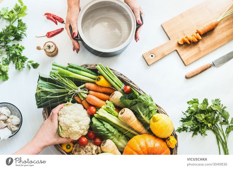 Weibliche Hände bereiten verschiedenes buntes Biohof Gemüse vor Lebensmittel Ernährung Bioprodukte Vegetarische Ernährung Diät Geschirr kaufen Design