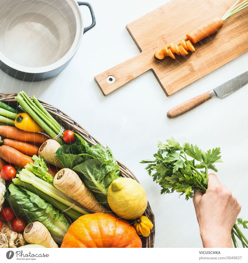 Vegetarisch kochen Lebensmittel Gemüse Bioprodukte Vegetarische Ernährung Diät Slowfood Topf Stil Gesunde Ernährung Frau Erwachsene Hand Design vegetables
