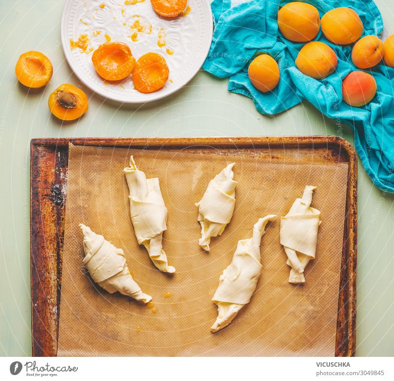 Gerollter Teig auf Backblech. Aprikosen Croissants Lebensmittel Frucht Ernährung Frühstück Geschirr Design Häusliches Leben Stil Backwaren Foodfotografie