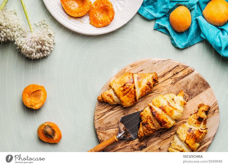 Croissants und Aprikosen zum Frühstück Lebensmittel Frucht Ernährung Geschirr Stil Design Hintergrundbild Essen Foodfotografie Farbfoto Studioaufnahme