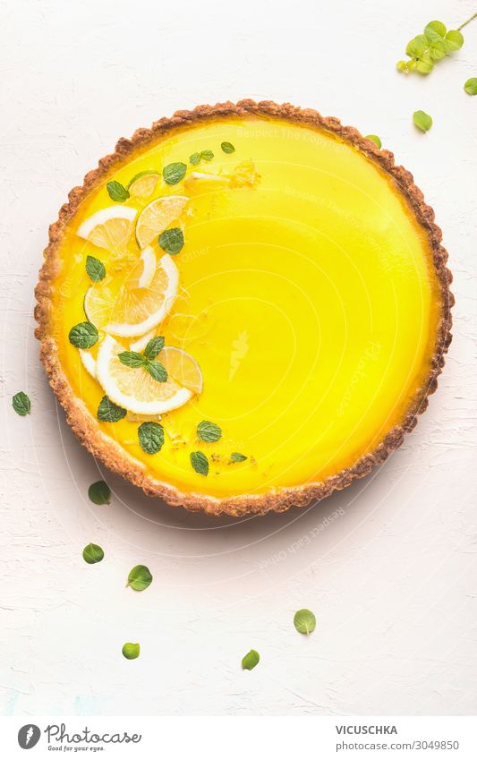 Zitronentarte mit Zitronenscheiben und Zitronenschale Lebensmittel Frucht Kuchen Dessert Ernährung Stil Design Sommer gelb lemon citrus Hintergrundbild top view