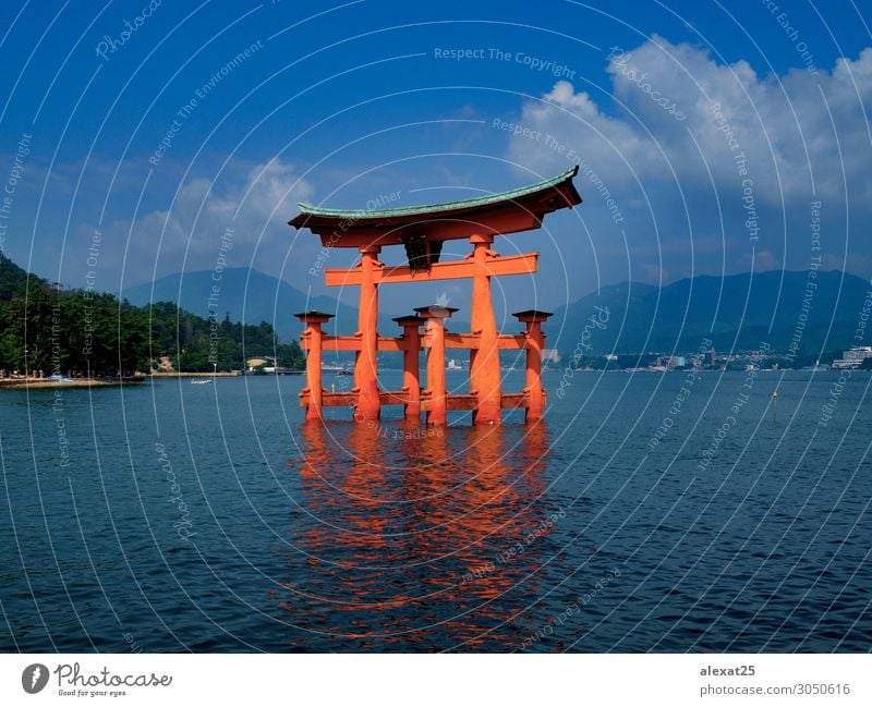 Miyajima torii in Japan Ferien & Urlaub & Reisen Tourismus Ausflug Abenteuer Kunst Stadt schön blau rot "Architektur Asien Attraktionen Ausflugsziel berühmt