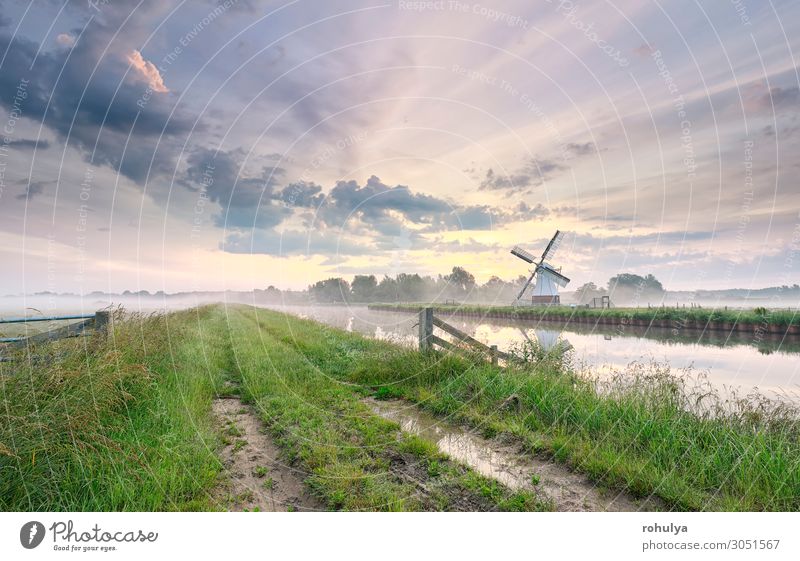 schöner Morgen über einer bezaubernden Windmühle am Fluss Ferien & Urlaub & Reisen Tourismus Sommer Kultur Natur Landschaft Himmel Wolken Horizont Wetter Nebel