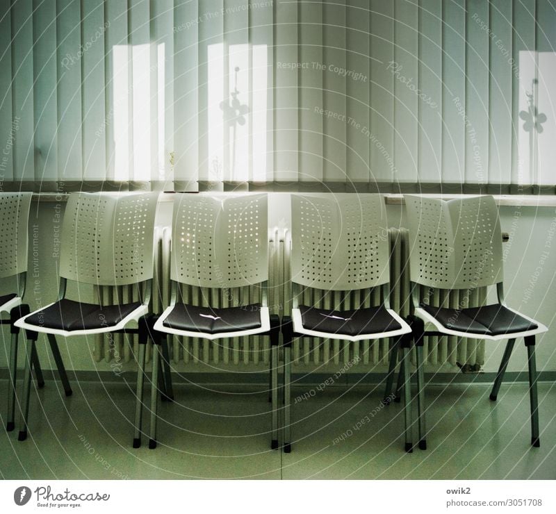 Der Nächste bitte Innenarchitektur Warteraum Praxis Stuhl Stuhlreihe Sitzreihe Fenster Jalousie Dekoration & Verzierung Heizkörper Bodenbelag Metall Kunststoff