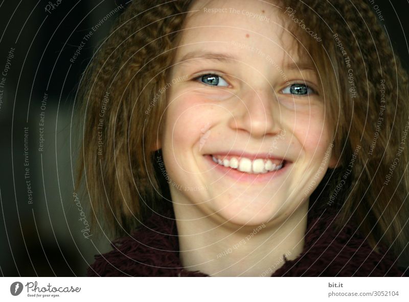 Portrait eines fröhlichen, glücklichen, hübschen Mädchens. Kindererziehung Schule Schulkind Schüler feminin Kindheit lachen authentisch lustig natürlich schwarz