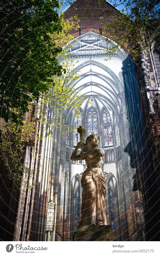 St. Martin Dom in Utrecht, Statue vor Installation feminin Frau Erwachsene 1 Mensch Kunst Installationen Schönes Wetter Baum Sehenswürdigkeit Denkmal Fackel