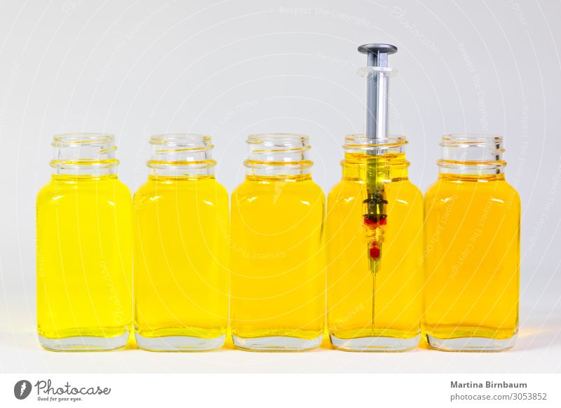Flaschen mit gelbem Serum und einer Injektionsnadel, Spritze Frucht Diät Saft Medikament Wissenschaften Labor Industrie alt Flüssigkeit frisch lecker natürlich