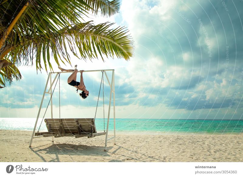An einer Schaukel hängen Meer Palme pendeln Himmel Wolken Ferien & Urlaub & Reisen Malediven Feiertag Sand Strand Badeanzug Sonnenbrille