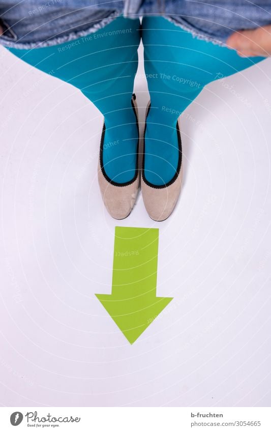 Wegweisend Frau Erwachsene Beine 1 Mensch Wege & Pfade Strumpfhose Schuhe Zeichen Pfeil beobachten gehen stehen blau grün Wandel & Veränderung Zukunft Richtung
