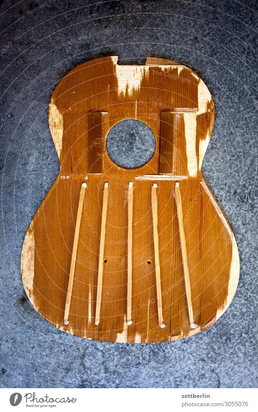 Gitarre von innen decke Detailaufnahme Teile u. Stücke Zupfinstrumentenmacher Holz Musikinstrument Instrumentenbau Schall Schlüsselloch Strebe Verstrebung