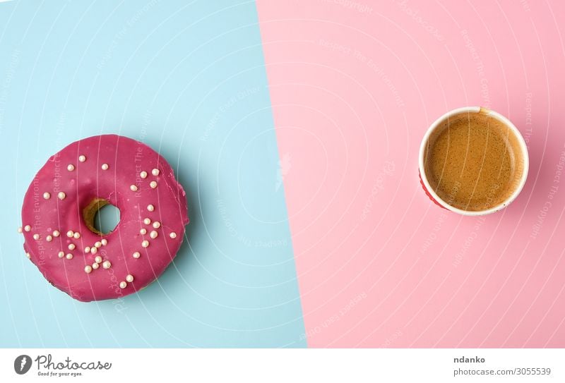 runder, rot glasierter Donut und Pappbecher mit Kaffee Teigwaren Backwaren Dessert Süßwaren Ernährung Frühstück Kaffeetrinken Getränk Tasse