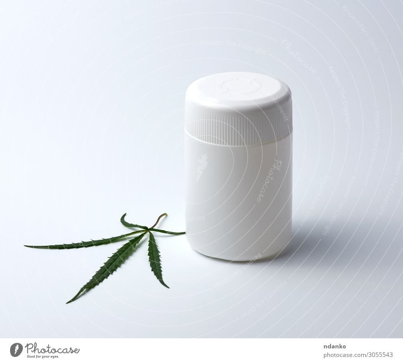 leeres weißes medizinisches Kunststoffglas für Pillen und grünes Hanfblatt Alternativmedizin Rauschmittel Medikament Kultur Natur Pflanze Gras Blatt natürlich