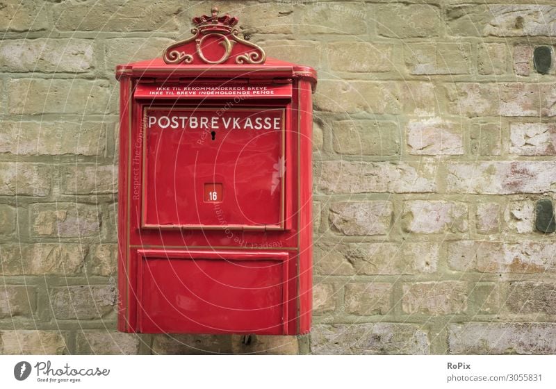 Historischer Briefkasten in Dänemark. Post royal mail postal mailbox Kommunikation communication kontakt Freunde Info letter letterbox blech thin rost Struktur