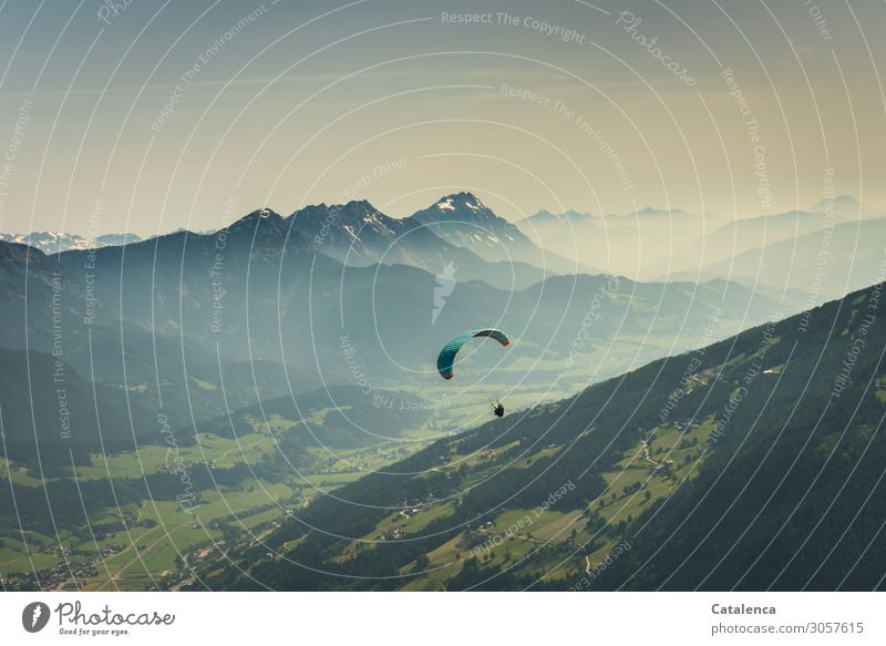 Thermik suchen, ein Paraglider schwebt in der Luft auf der Suche nach Thermik Gleitschirmfliegen Umwelt Landschaft Himmel Wolkenloser Himmel Sommer