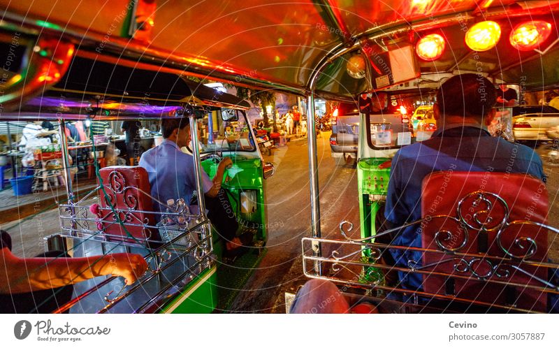 Tuk Tuk in Bangkok bei Nacht Nahm Nahm Autorikscha Thailand Nachtleben Fahrer bunt gemischt Autoreise Taxi Passagier Asien Hauptstadt Tourismus Sightseeing