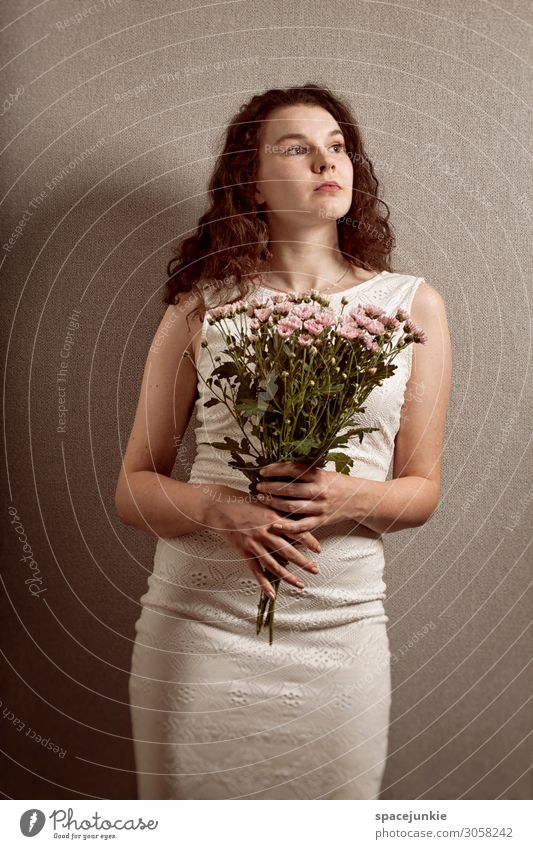 Flowers Mensch feminin Junge Frau Jugendliche 1 18-30 Jahre Erwachsene Mode Kleid brünett langhaarig elegant grau rosa weiß Leidenschaft Akzeptanz Vertrauen