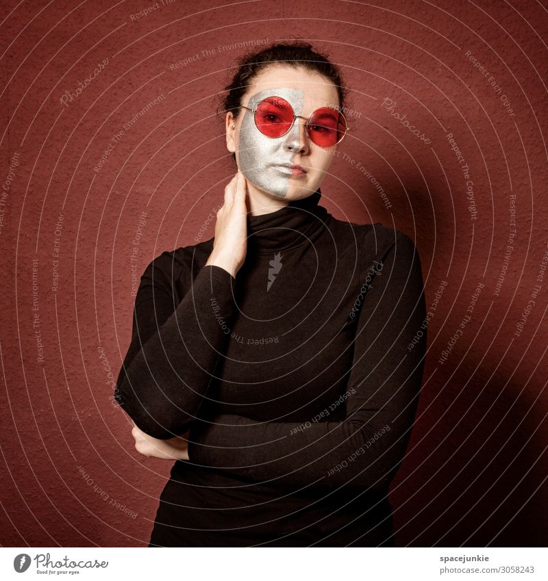 Red Mensch feminin Junge Frau Jugendliche 1 18-30 Jahre Erwachsene Kunst Bekleidung Accessoire Brille brünett beobachten berühren Erholung Blick träumen