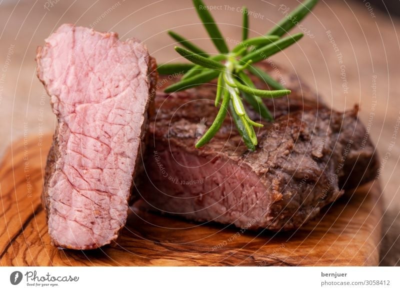 gegrilltes Steak Fleisch Kräuter & Gewürze Sommer Kuh Holz lecker braun Rindersteak geschnitten aufgeschnitten Grillfleisch Rinderlende Rindfleisch Barbecue