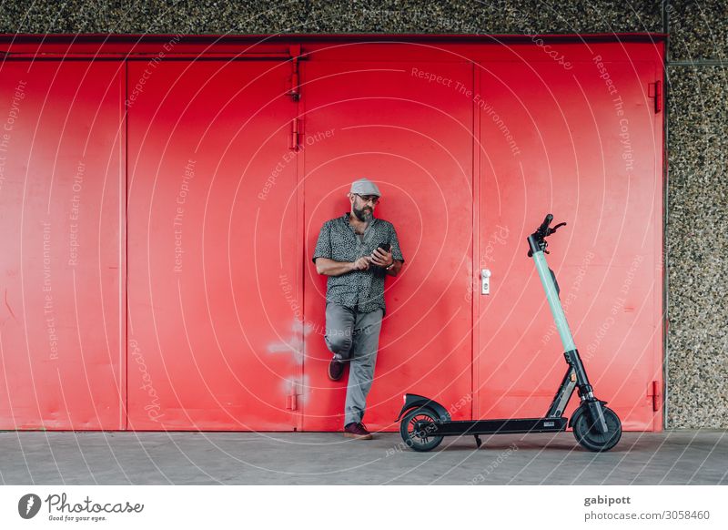 Elektro-Mobilität. Mann mit E-Roller schaut auf sein Smartphone Lifestyle Fitness Leben Mensch maskulin Erwachsene 1 45-60 Jahre Klima Klimawandel Verkehr