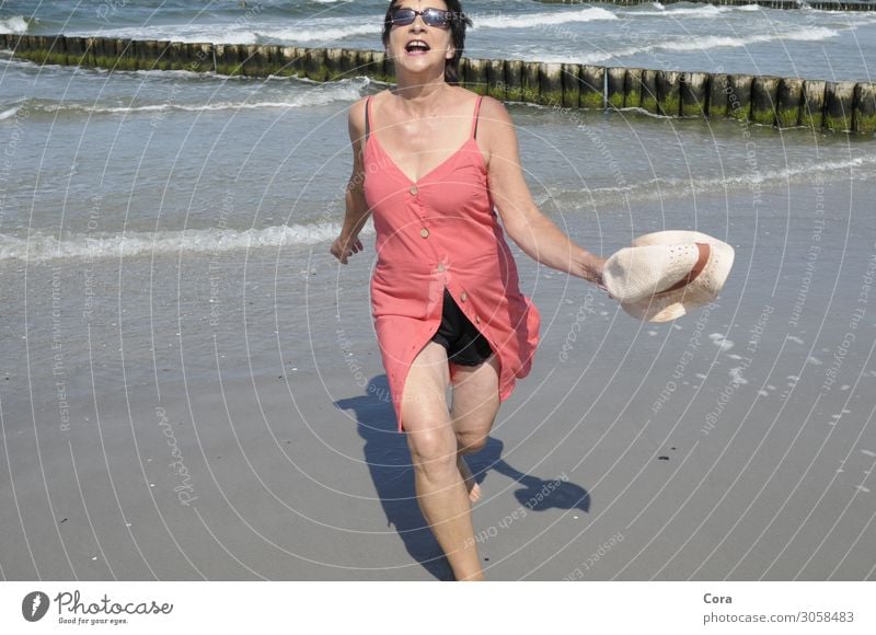 Llebensfreude Mensch feminin Frau Erwachsene 1 45-60 Jahre Wasser Sommer Ostsee Strand Kleid Sonnenbrille Hut schwarzhaarig Bewegung Erholung laufen