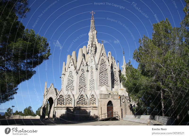 Kirche vom Gaudi-Schüler Spanien Dorf Bauwerk Gebäude Sehenswürdigkeit Religion & Glaube Modernismus Architektur Farbfoto Außenaufnahme Tag
