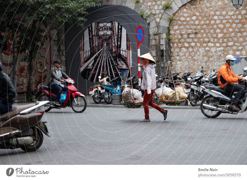 Straßenhändler in Hanoi kaufen exotisch Ferien & Urlaub & Reisen Tourismus Ferne Städtereise Vietnam Stadt Altstadt Verkehr Fußgänger Kleinmotorrad verkaufen