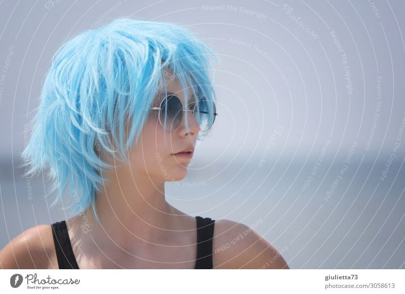 Hipster girl with blue hair || Junge Frau Jugendliche Leben 1 Mensch 13-18 Jahre Sommer Schönes Wetter Sonnenbrille kurzhaarig Perücke trendy einzigartig schön