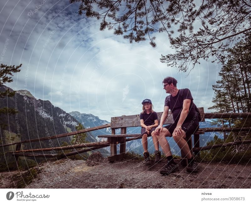 Vater und Sohn sitzen auf einer Bank in den Bergen harmonisch Zufriedenheit Ferien & Urlaub & Reisen Ausflug Ferne Freiheit Sommer Sommerurlaub Berge u. Gebirge