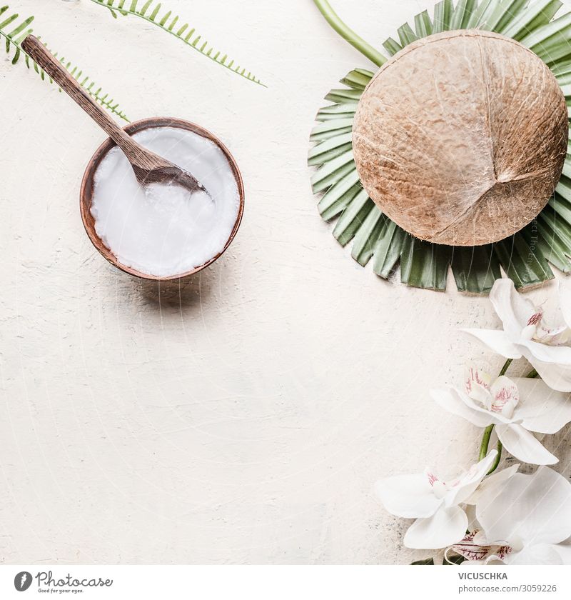 Kokosöl oder Butter in Holzschale mit Löffel Vegetarische Ernährung Stil Design schön Kosmetik Gesundheit Alternativmedizin Gesunde Ernährung Wellness Spa Tisch