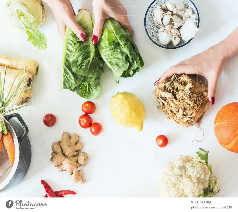Hände halten verschiedenes kohlenhydratarmes Gemüse Lebensmittel Ernährung Bioprodukte Vegetarische Ernährung Diät Geschirr kaufen Stil Gesundheit