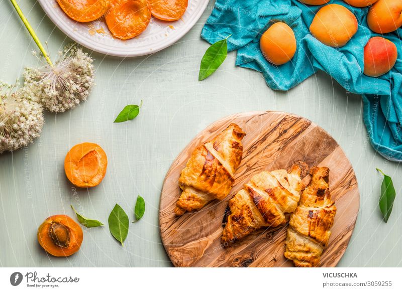 Aprikosen Croissants Lebensmittel Frucht Ernährung Frühstück Design Häusliches Leben apricot pastry Foodfotografie Essen Sommer Farbfoto Studioaufnahme