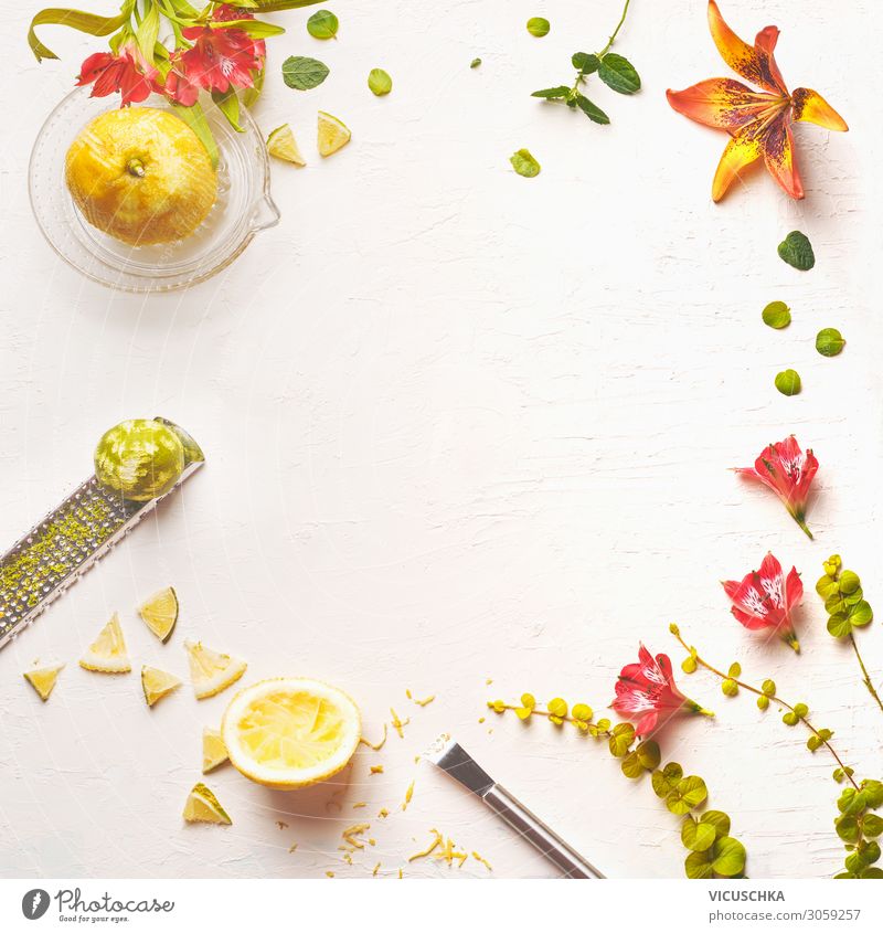 Zitronensaft, Zitronenschale und Blumen Rahmen Lebensmittel Frucht Ernährung Getränk Saft Geschirr Stil Design Gesunde Ernährung gelb food background lemon