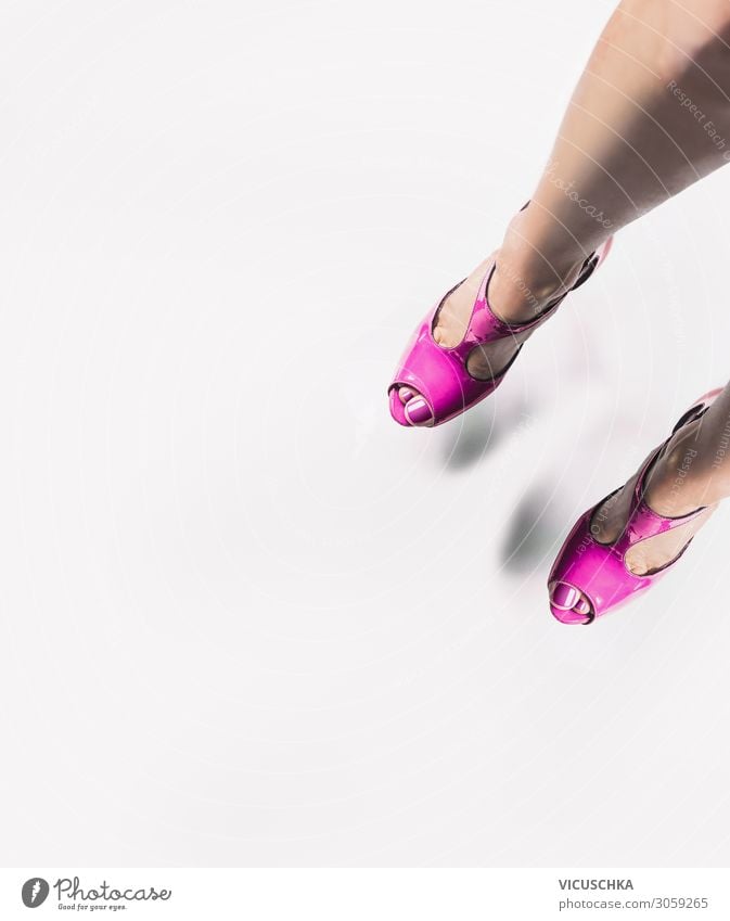 Frauenbeine in rosa High Heels Lifestyle Design Erwachsene Beine Fuß Mode Schuhe Damenschuhe schön female legs Hintergrundbild Glamour Farbfoto Studioaufnahme