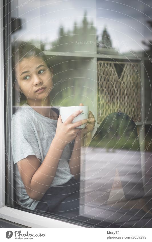 Fensterblick Heißgetränk Tee Tasse Erholung Häusliches Leben Wohnzimmer Terrasse trinken Mensch feminin Mädchen Jugendliche 1 8-13 Jahre Kind Kindheit