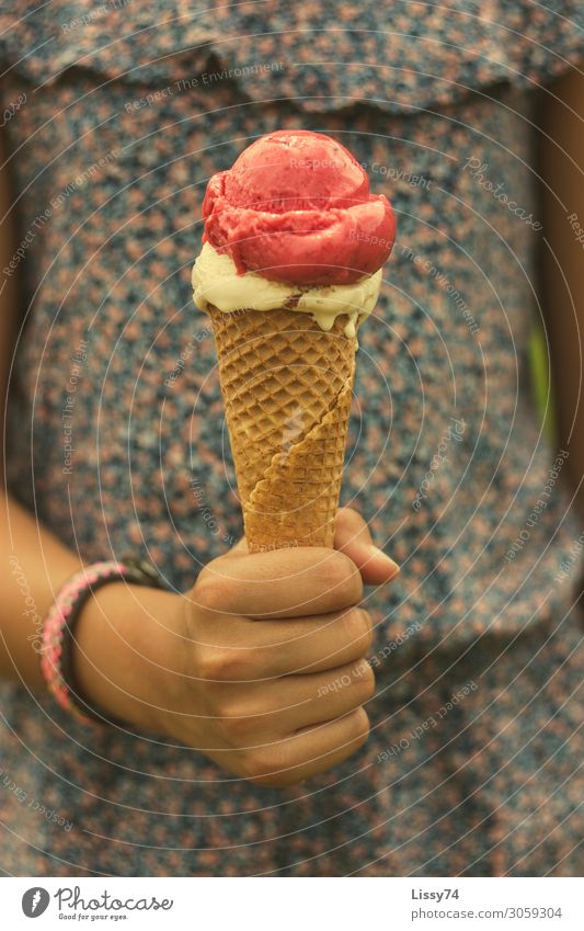 Icecream Speiseeis Ernährung Essen Kindererziehung Schüler Mädchen Kindheit Hand 1 Mensch 8-13 Jahre lecker mehrfarbig Freude Süßwaren Eiskugel Farbfoto
