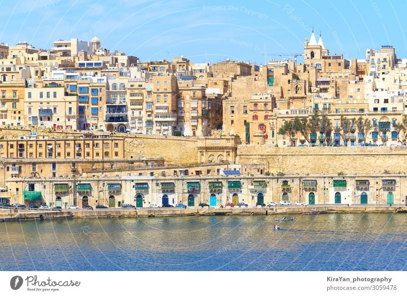 Gesamtansicht des alten Hafengebiets von Valletta mit dem Victoria-Tor von der Wasserstelle aus Malta Valetta valletta Grand Harbour antik Architektur blau Boot