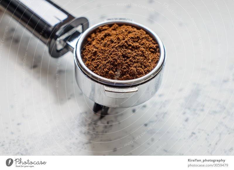 Nahaufnahme eines Siebträgers mit gemahlenem Kaffee für Kaffeemaschinen-Barista Vorrichtung Aroma Hintergrund Bohnen Getränk schwarz Frühstück braun Café